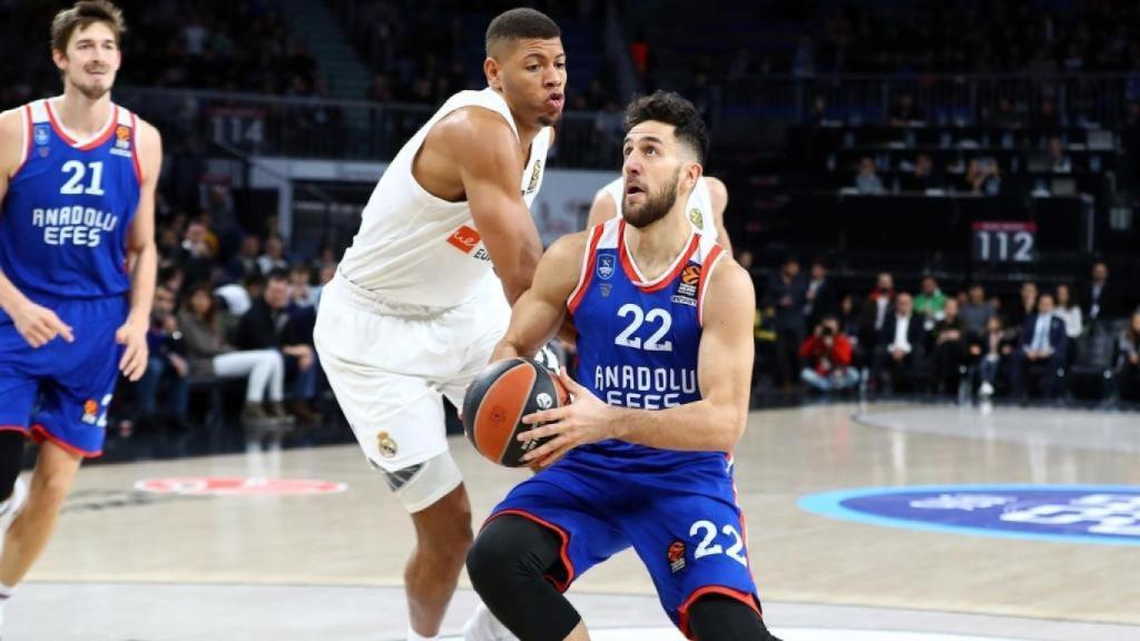 Vasilije Micic supera a Walter Tavares