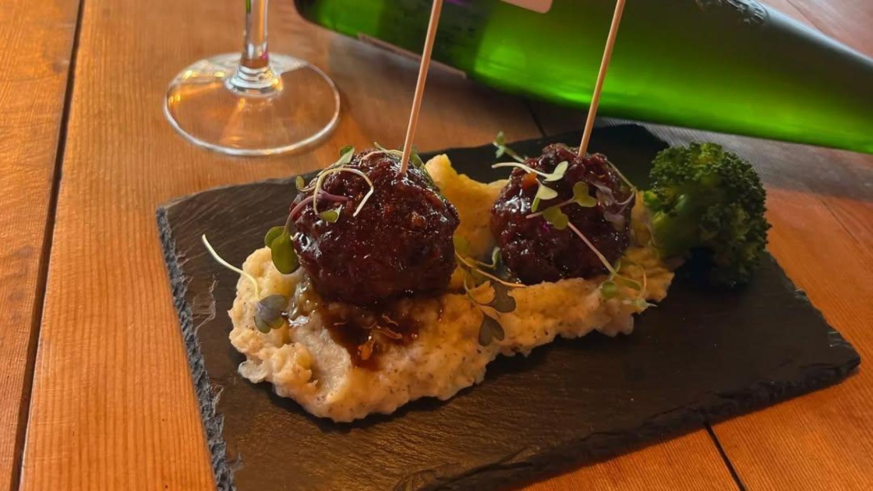 Albóndigas de cecina ibérica con patata trufada y salsa teriyaki