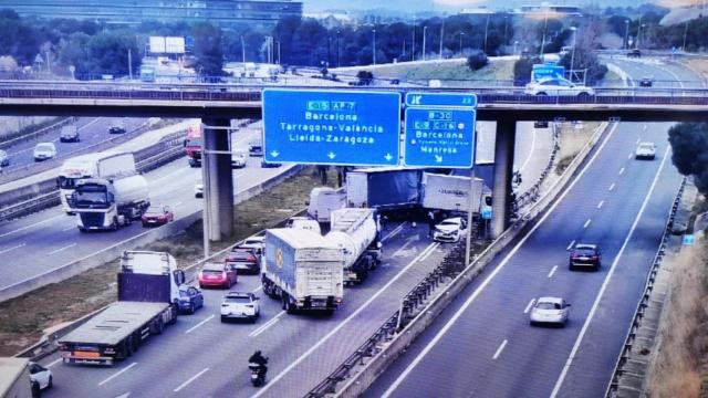 Cortada la AP-7 en Sant Cugat del Vallès en sentido sur