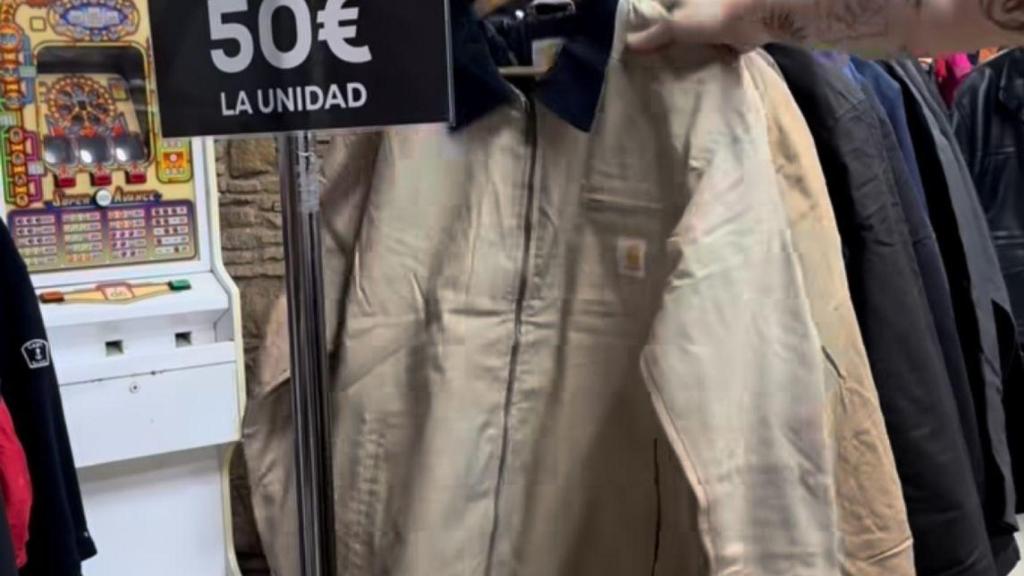 Ropa vintage en tienda