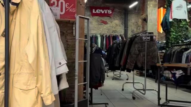 Ropa vintage en tienda