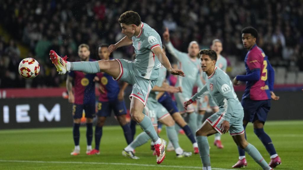 El gol de Julián Álvarez contra el Barça en Montjuïc