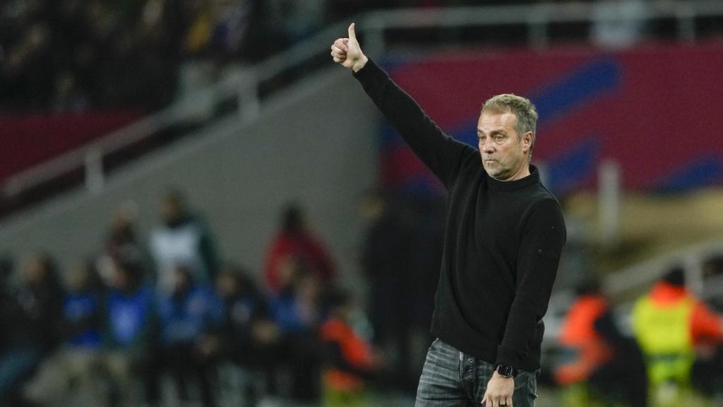 Hansi Flick da órdenes durante el Barça-Atlético de Copa del Rey
