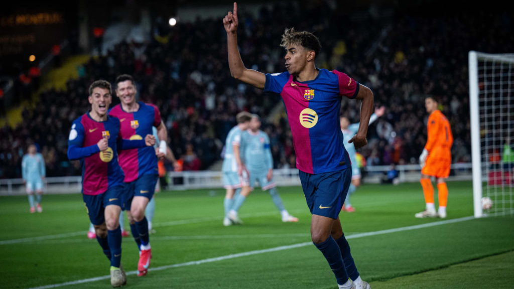 Lamine Yamal festeja su asistencia en el gol de Robert Lewandowski contra el Atlético de Madrid