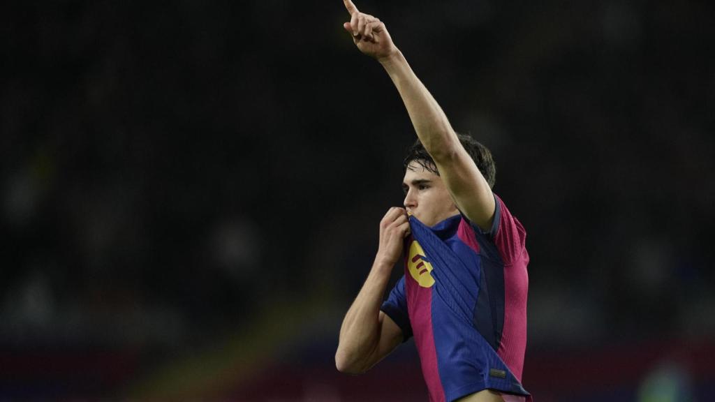 Pau Cubarsí se besa el escudo tras marcar en el Barça-Atlético