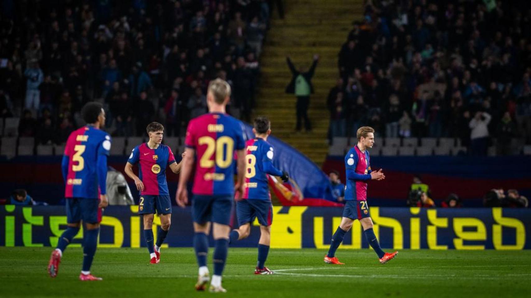 Los jugadores del Barça, durante el partido contra el Atlético de Madrid en Montjuïc