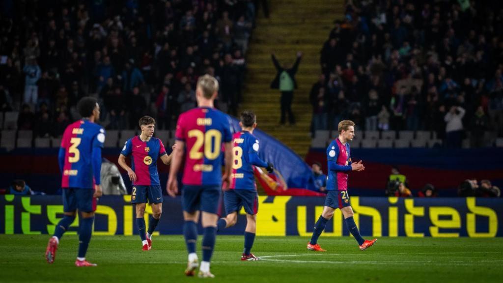 Los jugadores del Barça, durante el partido contra el Atlético de Madrid en Montjuïc