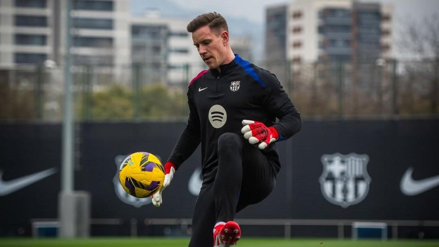 Ter Stegen se entrena sobre el césped mientras se recupera de su lesión