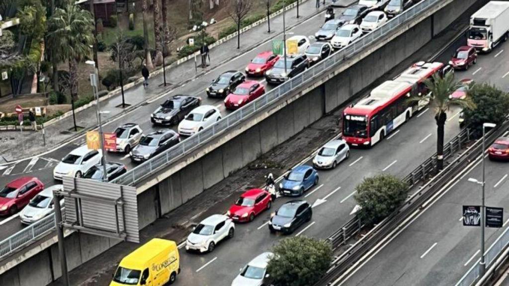 Atasco en la ronda del Mig