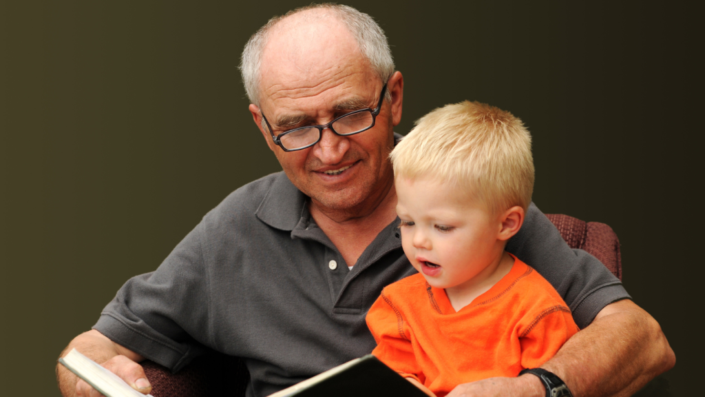 Un abuelo junto a su nieto en una imagen de archivo