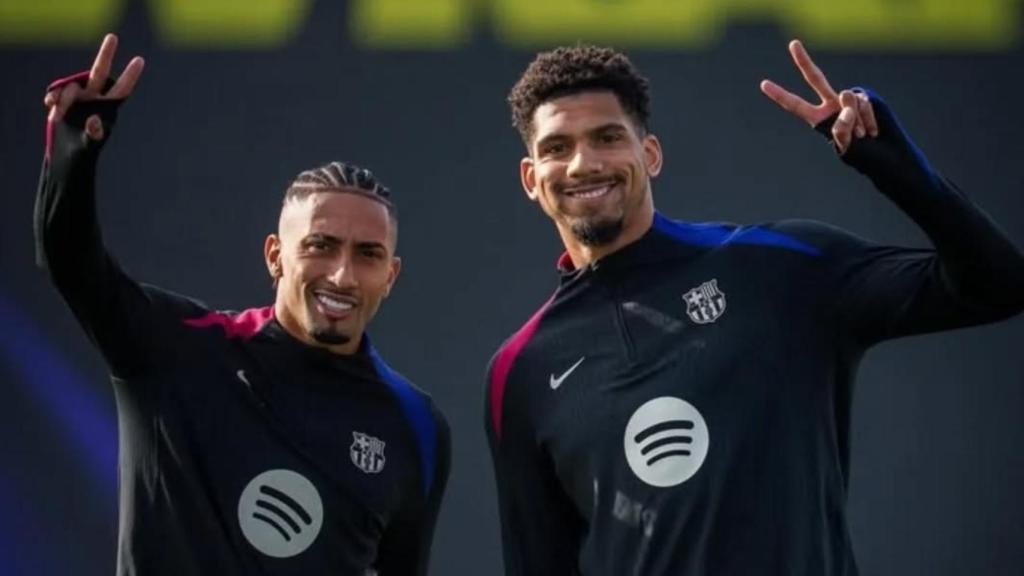 Raphinha y Ronald Araujo, durante un entrenamiento del Barça