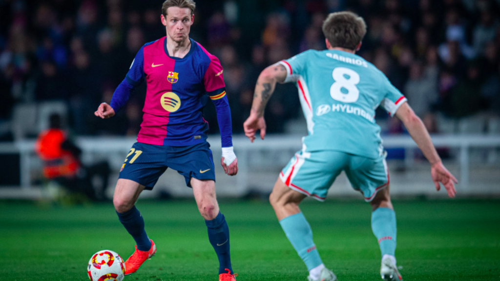 Frenkie de Jong controla el balón ante Pablo Barrios durante el Barça-Atlético de Madrid