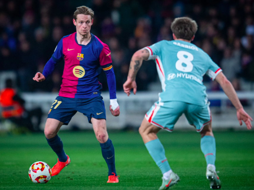 Frenkie de Jong controla el balón ante Pablo Barrios durante el Barça-Atlético de Madrid