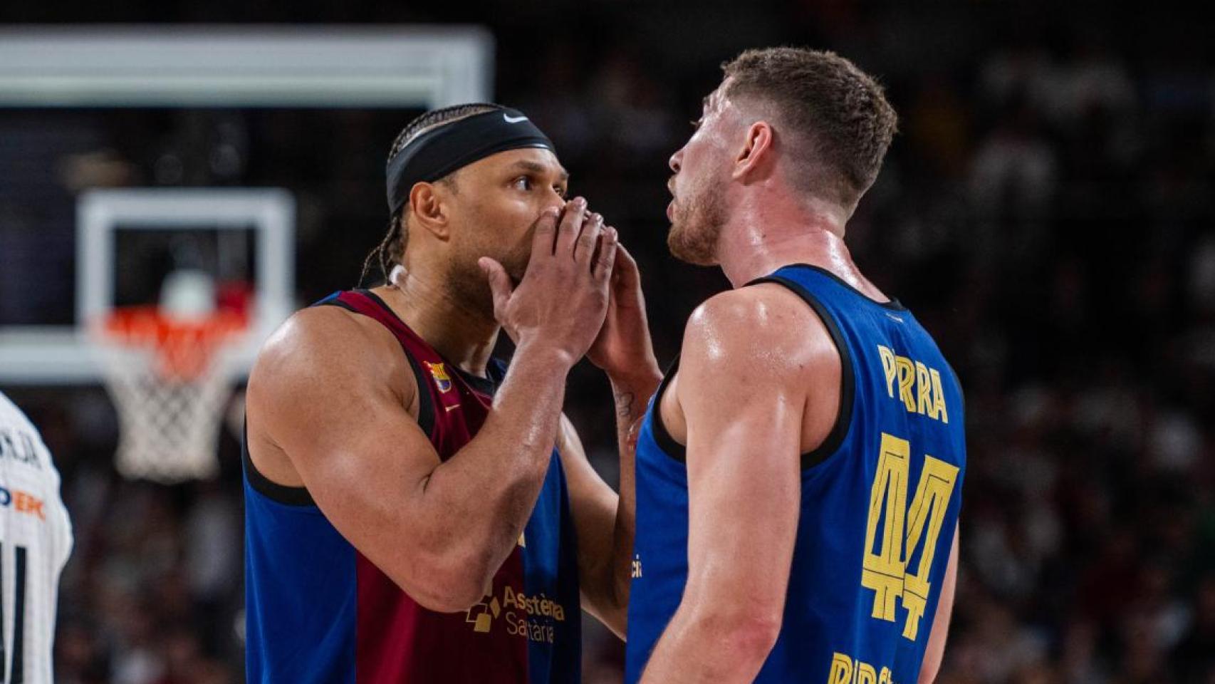 Justin Anderson habla con Joel Parra en el Real Madrid-Barça de basket
