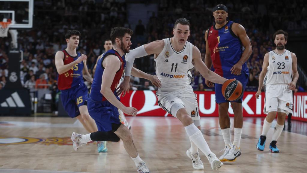 Brizuela busca robar el balón a Hezonja en el Real Madrid-Barça de basket