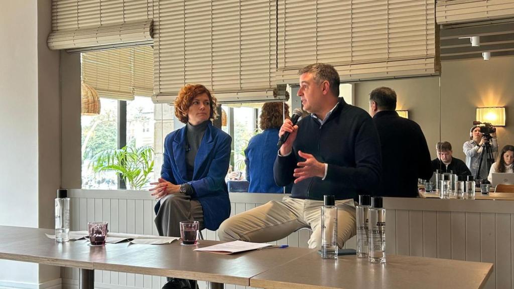 Roger Pallarols y Elisenda Alamany en una rueda de prensa en el restaurante Núria.