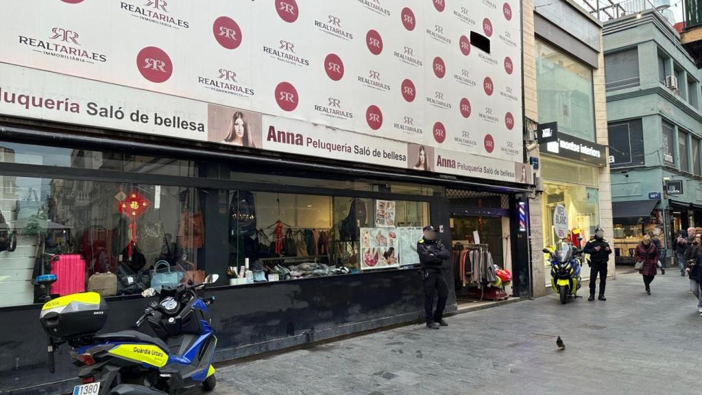 Precintan una peluquería de Badalona
