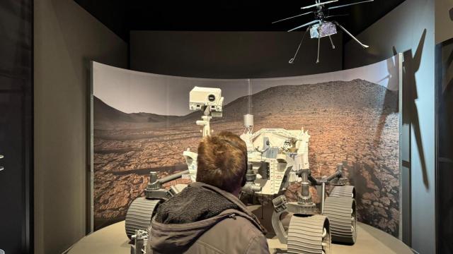 Las réplicas del rover Perseverance y el helicóptero Ingenuity en la exposición.