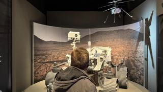 Las réplicas del rover Perseverance y el helicóptero Ingenuity en la exposición.