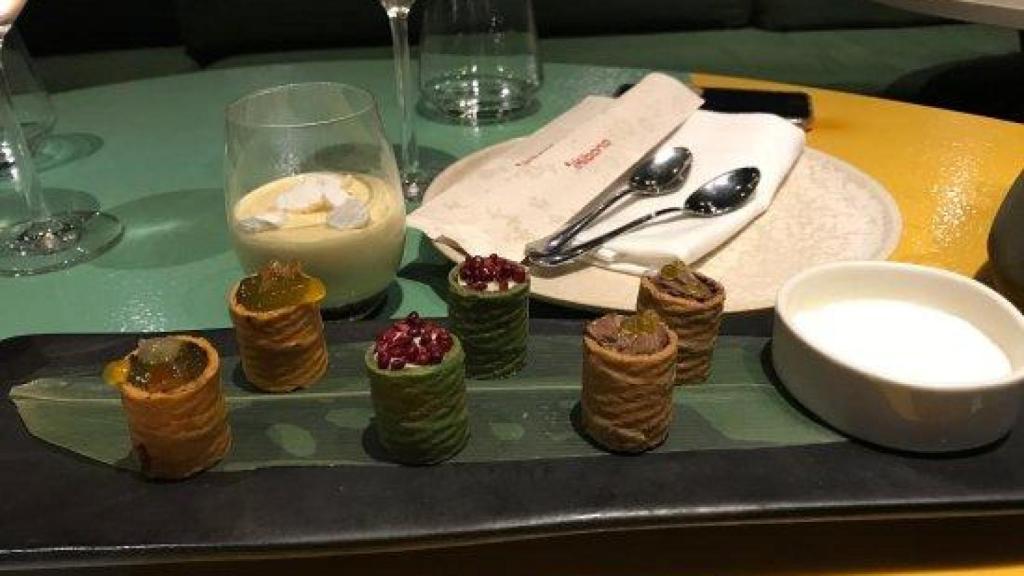 Tartar de salmón y nigiri servido por el restaurante Ikibana Barcelona