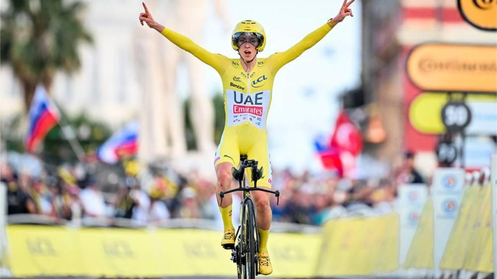 Tadej Pogacar celebra una victoria durante una etapa del Tour de 2024