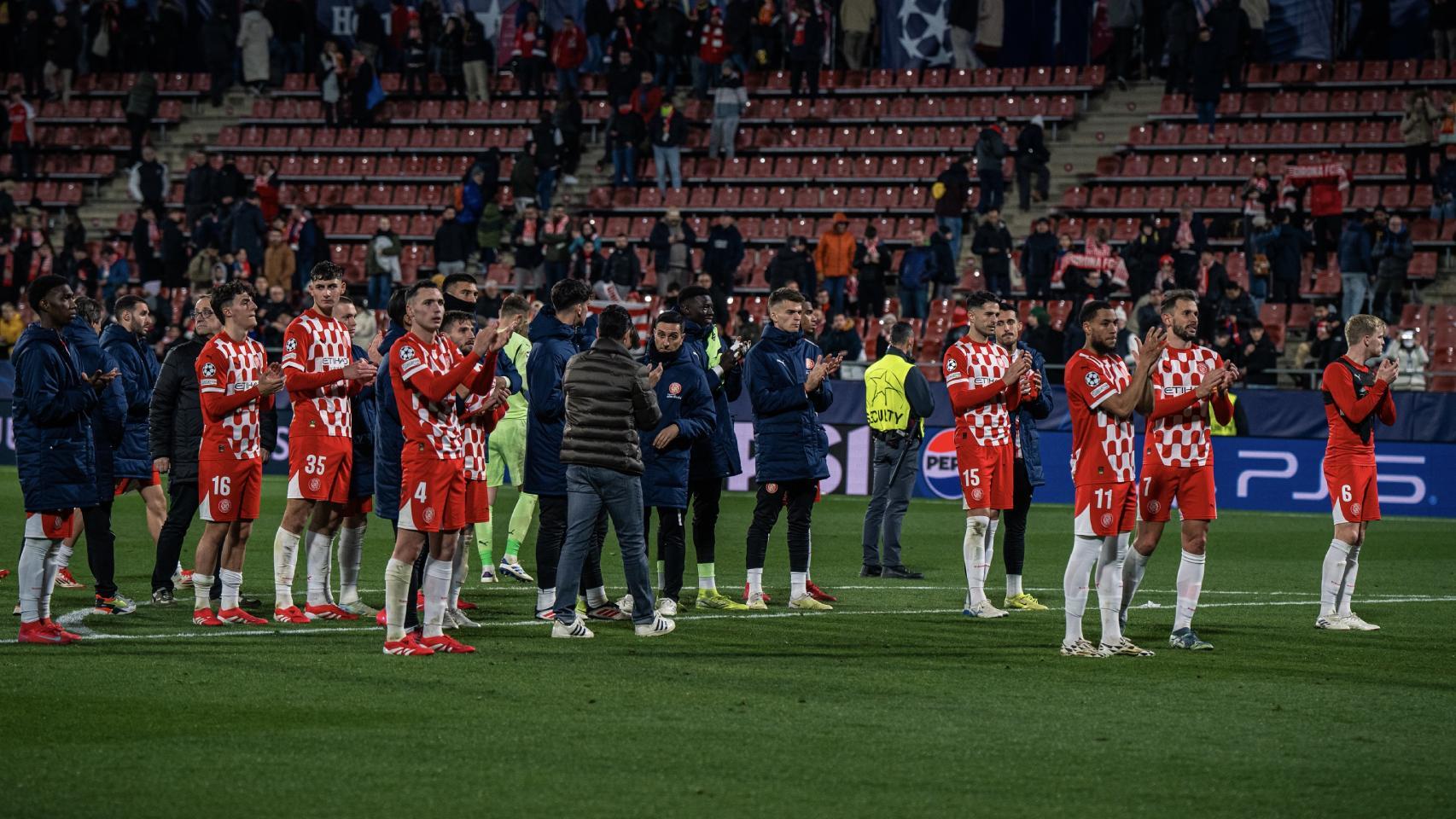 Los jugadores del Girona aplaude el apoyo de los aficionados en Montilivi
