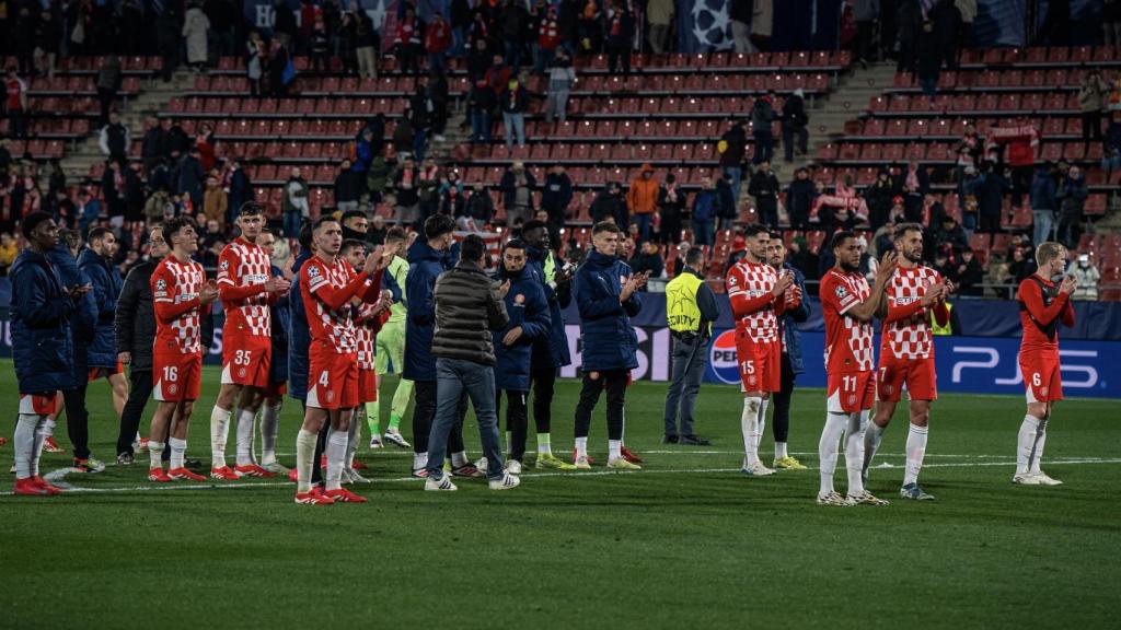 Los jugadores del Girona aplaude el apoyo de los aficionados en Montilivi