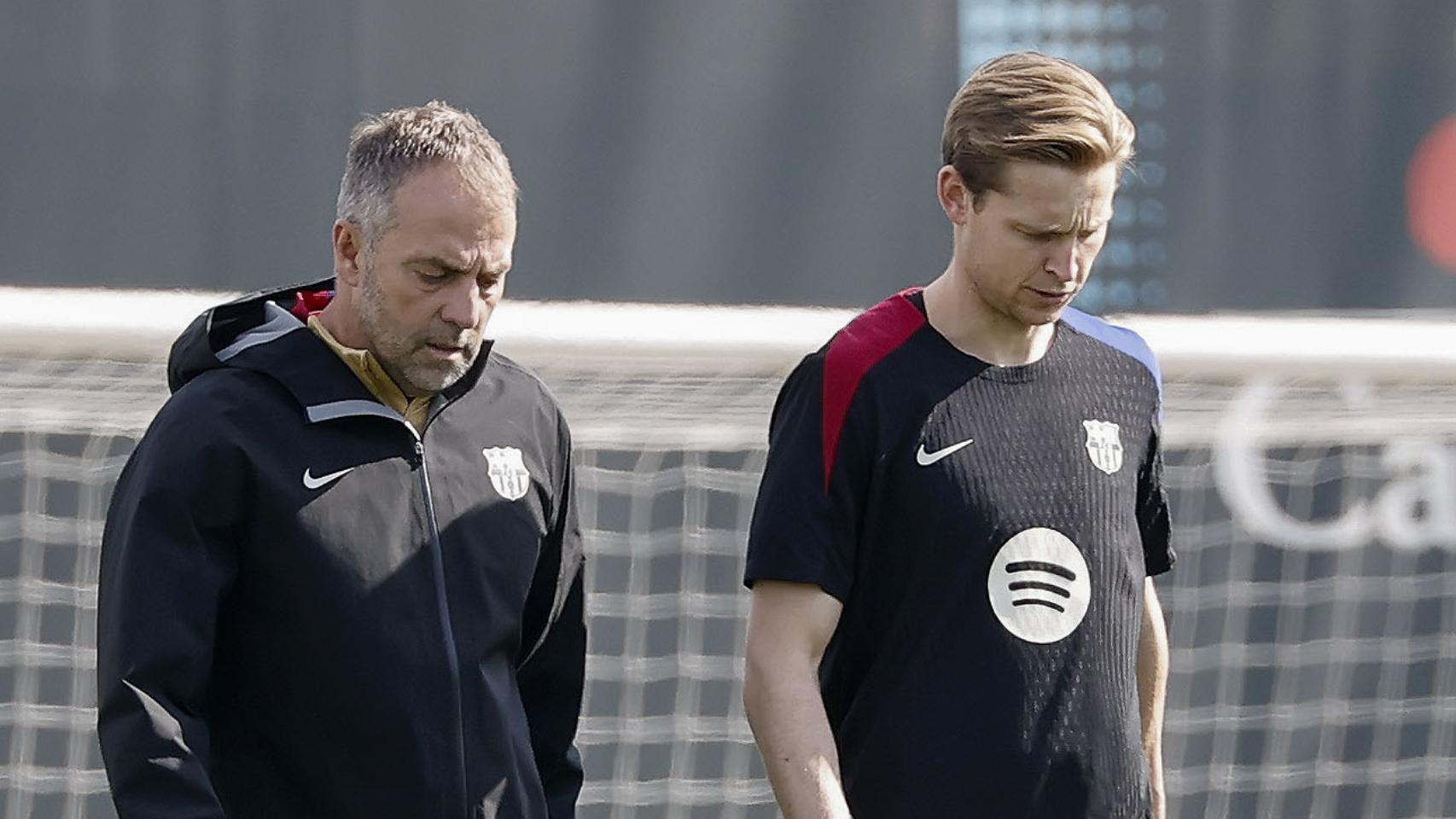 Hansi Flick conversa con Frenkie de Jong durante un entrenamiento del Barça