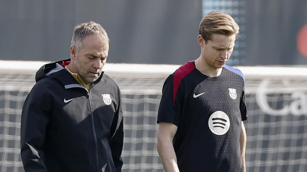 Hansi Flick conversa con Frenkie de Jong durante un entrenamiento del Barça