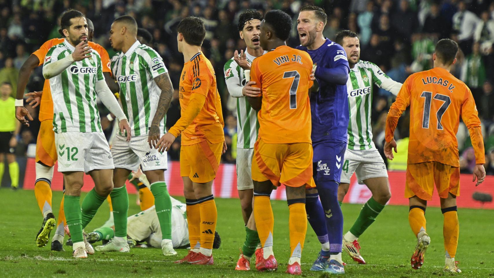 Adrián calma a Vinicius después de la derrota del Real Madrid contra el Betis