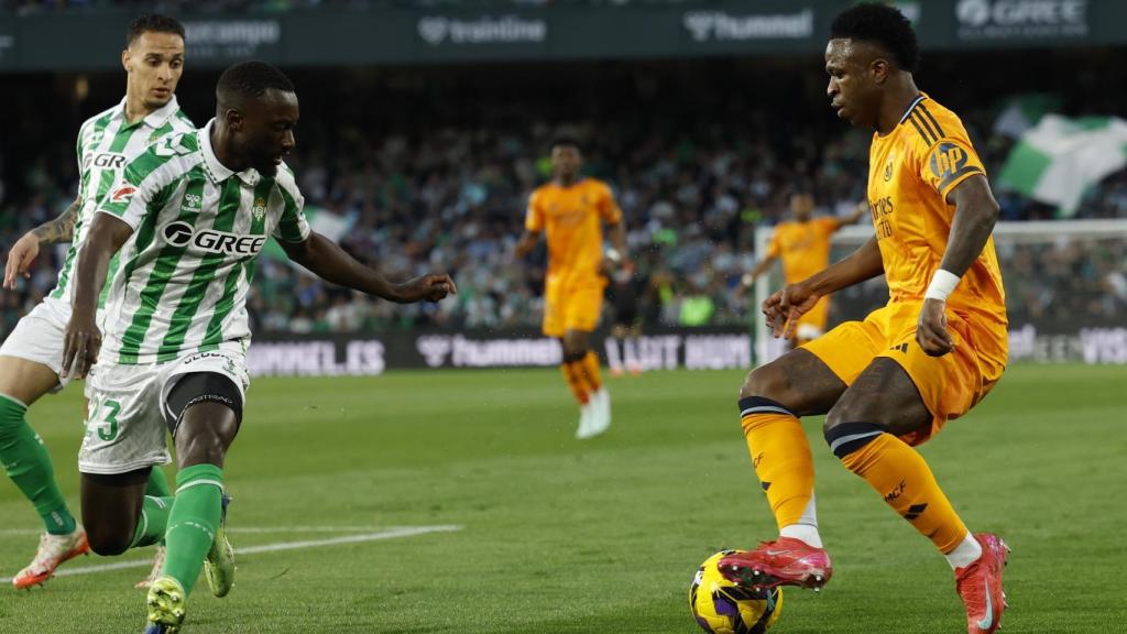 Sabaly marca a Vinicius en el Betis-Real Madrid