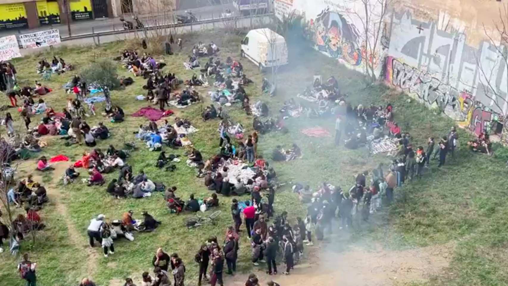VÍDEO: Celebran una macrocalçotada en un asentamiento de Vallcarca