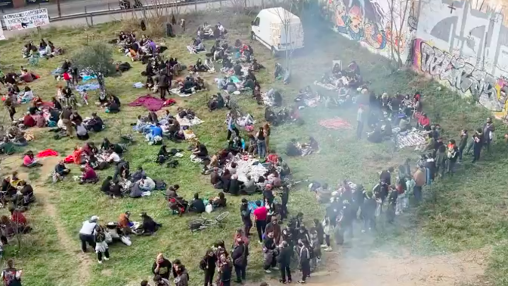 VÍDEO: Celebran una macrocalçotada en un asentamiento de Vallcarca