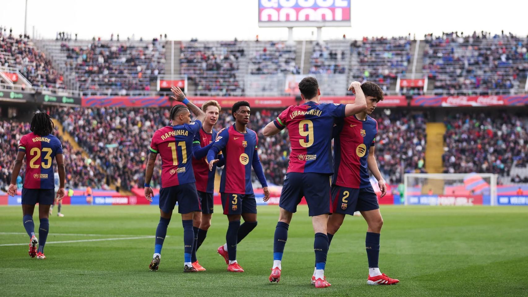 Los futbolistas del Barça felicitan a Lewandowski por su gol anotado contra el Deportivo Alavés