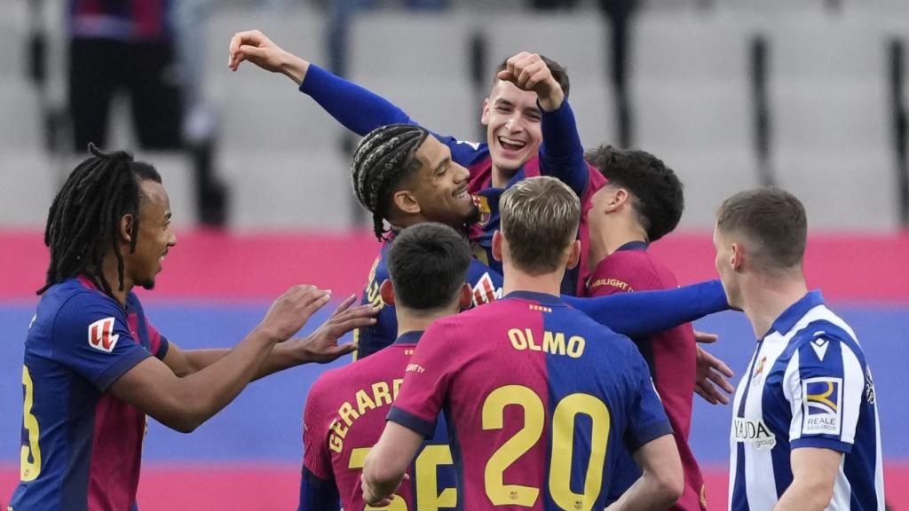Los jugadores del Barça felicitan a Marc Casadó por su primer gol