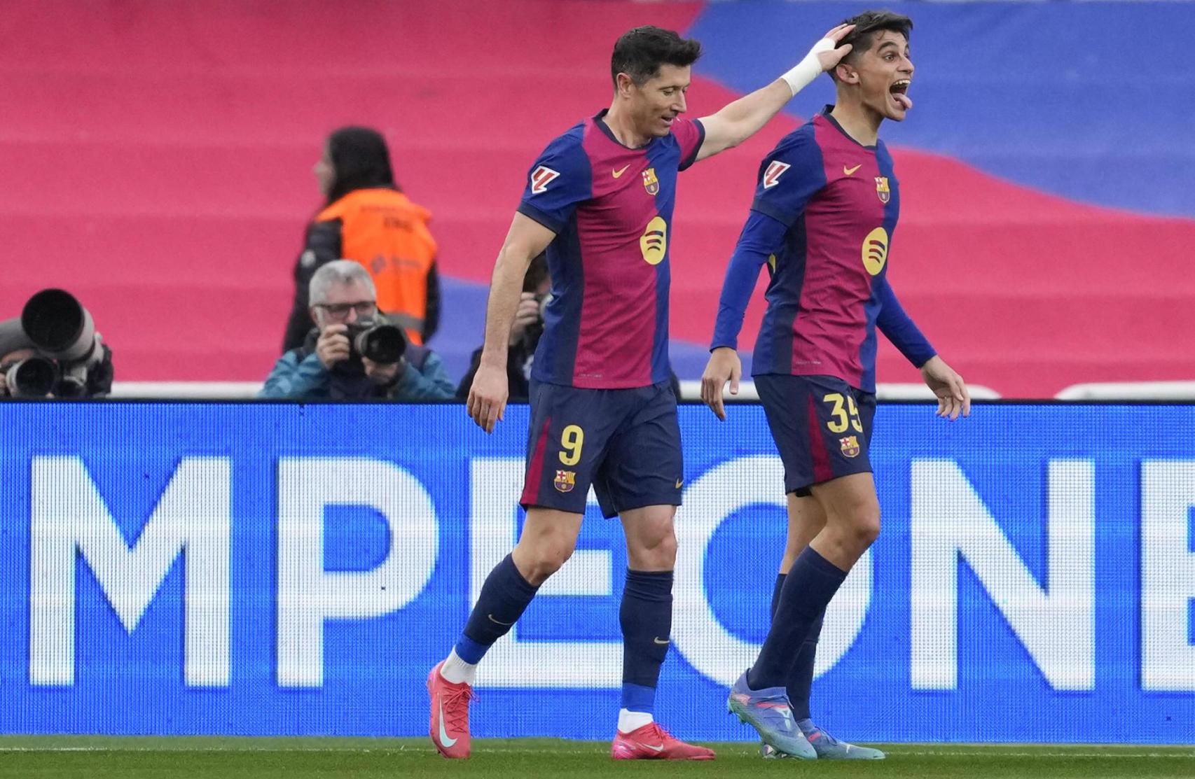 Gerard Martín no puede contener su alegría tras estrenarse como goleador del Barça contra la Real