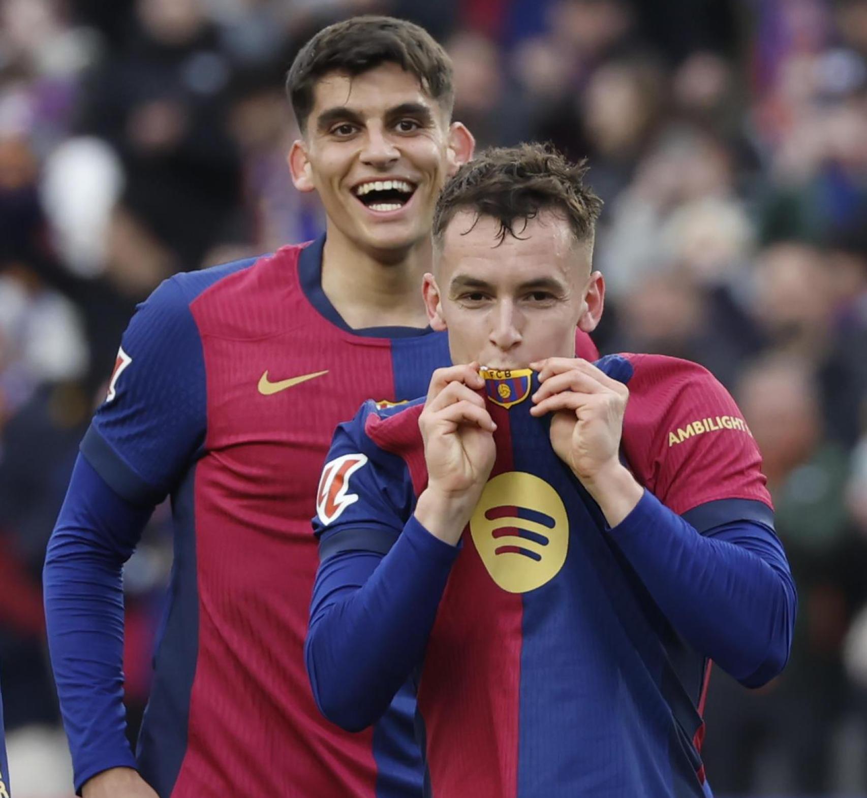 Marc Casadó besa el escudo del Barça tras marcar a la Real Sociedad