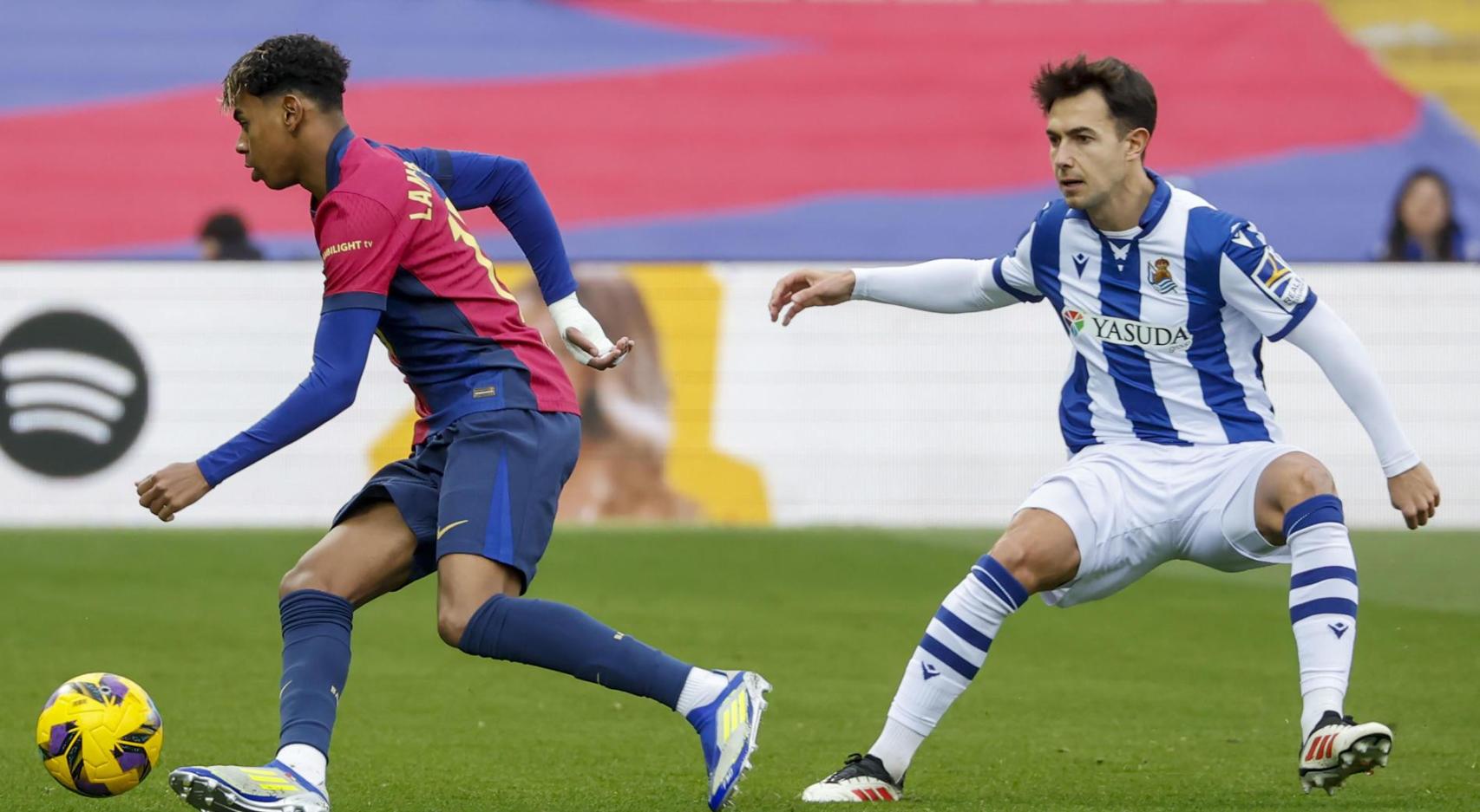 Lamine Yamal regatea a un jugador de la Real Sociedad