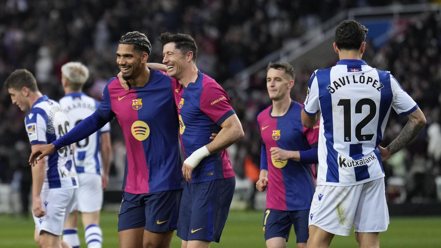 Lewandowski abraza a Araujo tras marcar un gol contra la Real Sociedad
