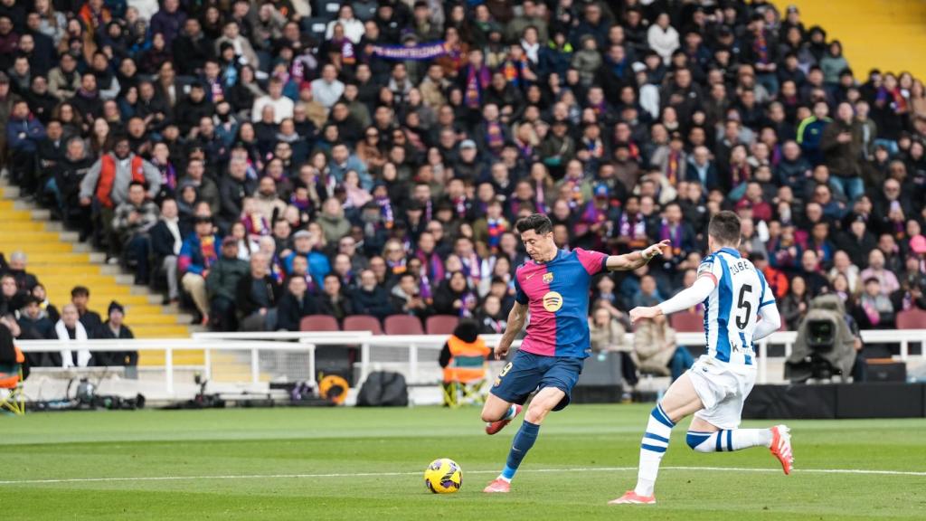Robert Lewandowski intenta un disparo contra la Real Sociedad