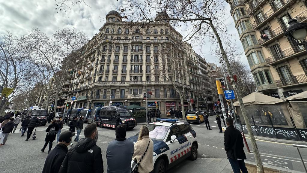 Despliegue policial en el barrio del Eixample de Barcelona