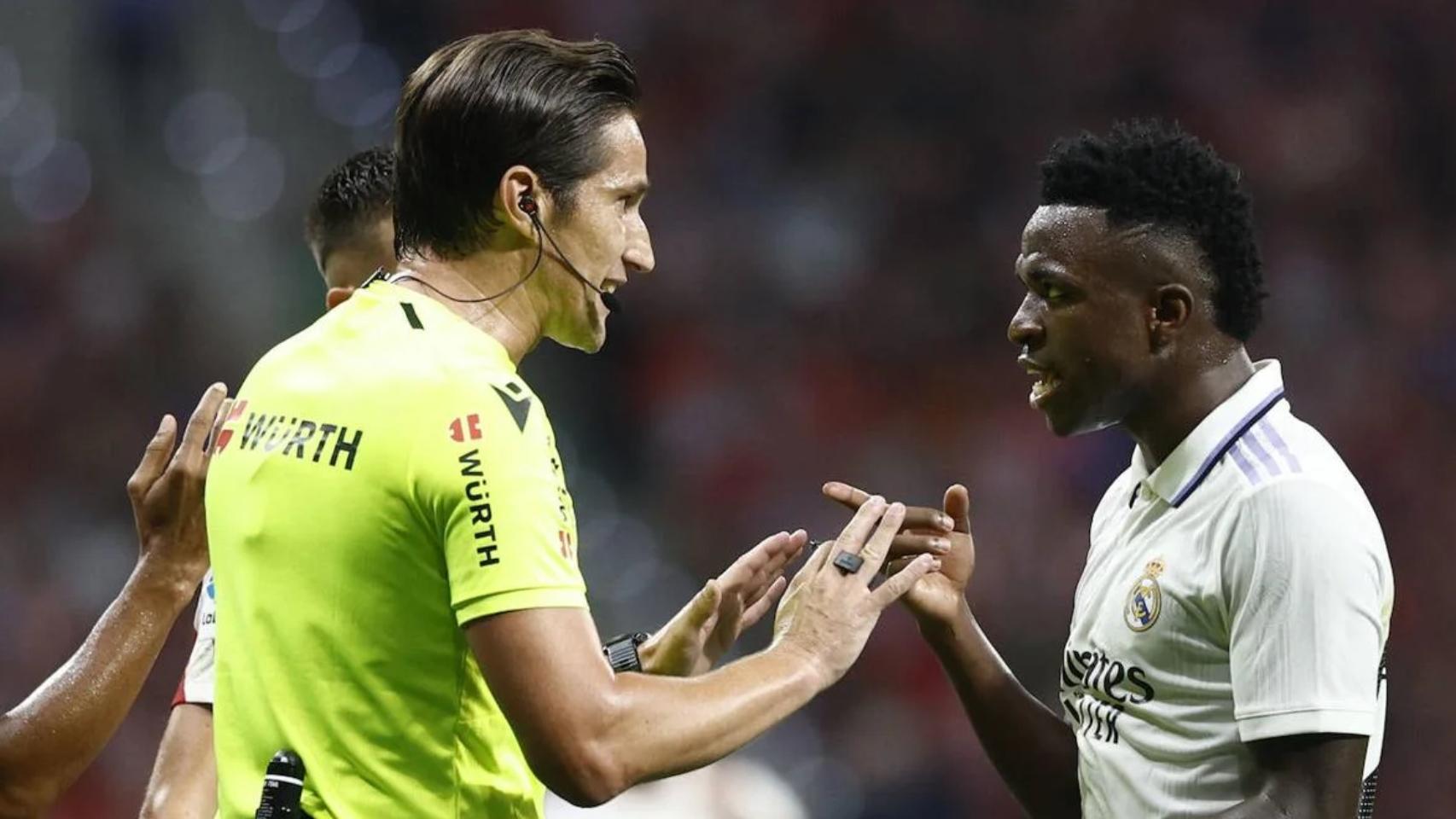 La protesta de Vinicius a Munuera Montero en un partido del Real Madrid en la Liga