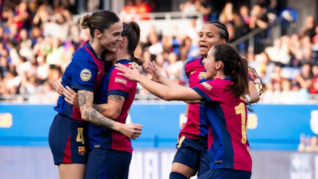 Las jugadoras del Barça Femenino felicitan a Mapi León por su gol contra el Madrid