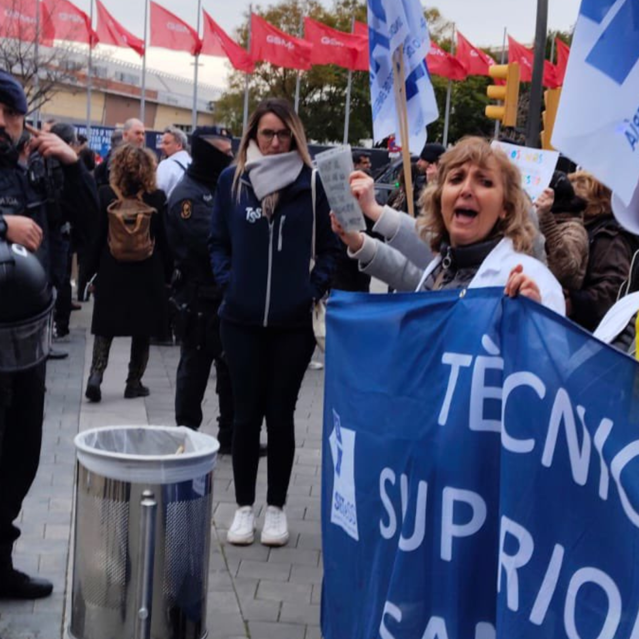 Técnicos sanitarios se manifiestan a las puertas del Mobile World Congress de Barcelona