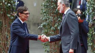 El rey Felipe VI (d) saluda al presidente de la Generalitat, Salvador Illa (i) durante la inauguración del MWC 2025