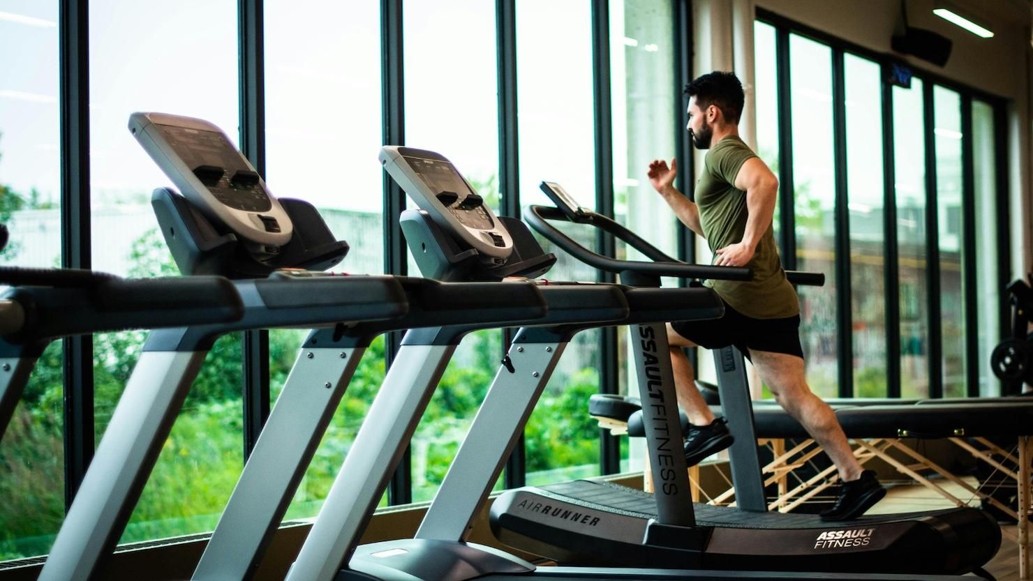 Un deportista en un gimnasio en una imagen de archivo