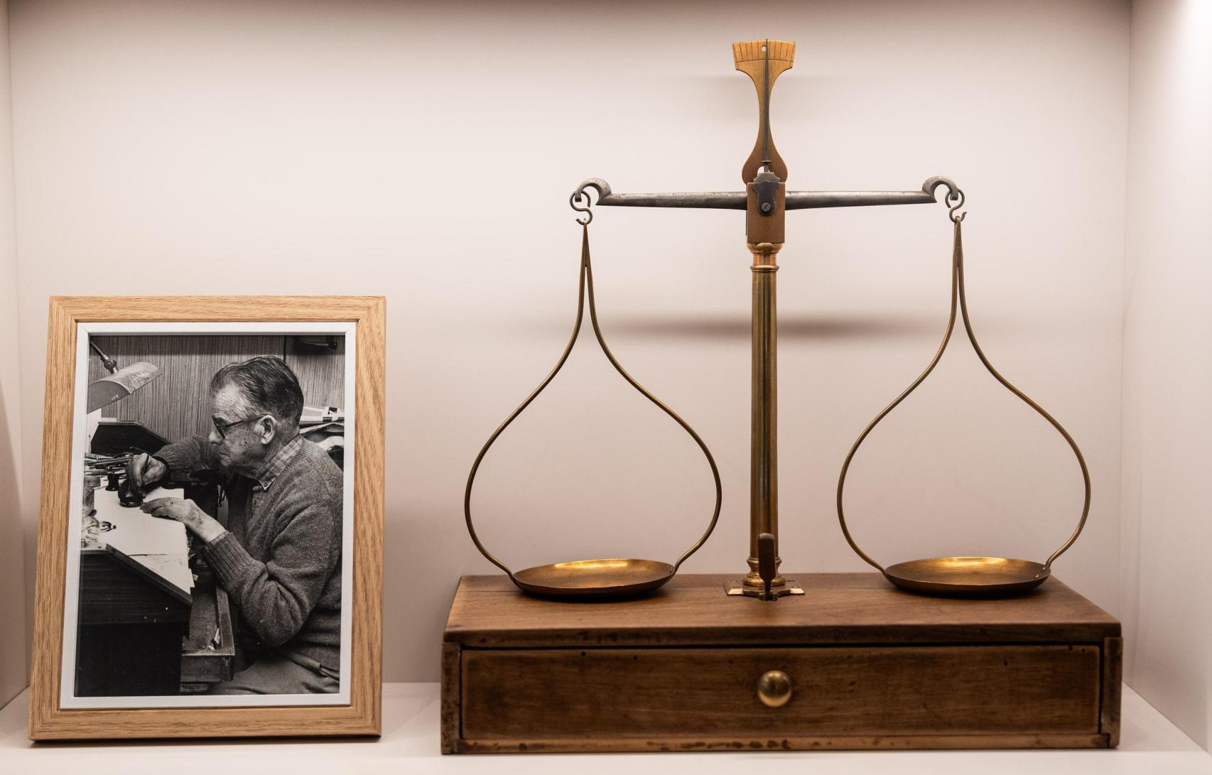 Imatge de l'avi de Núria, Francesc Monfort, juntament amb una balança antiga