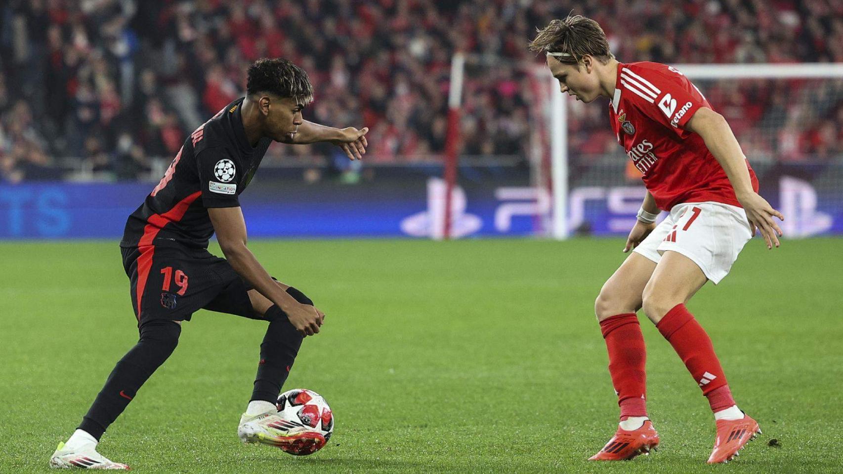 Lamine Yamal reta a un jugador del Benfica en un partido de Champions