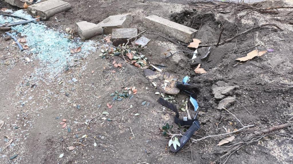 Montón de restos que quedan en la Diagonal del accidente del pasado lunes