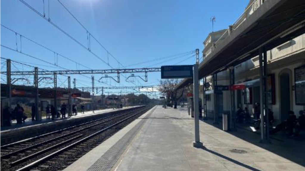 Andén de la estación de Rodalies de Castelldefels Centro